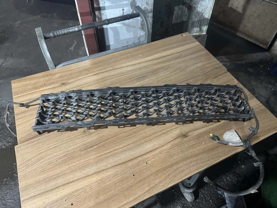 Parrilla central inferior parachoques delantero Fiat 500 negra completa  Foto 1 de 1