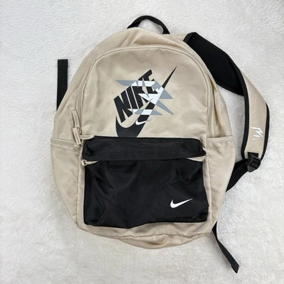 Mochila Nike 3BRAND Russell Wilson dorada tostada negra logotipo para computadora portátil 2 correas cremallera superior Foto 1 de 4