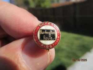 Vintage BURLINGTON ROUTE "Safety First" RAILROAD Anstecknadel mit Schraubverschluss hinten - Bild 1 von 7