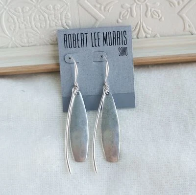 Pendientes colgantes modernos Robert Lee Morris chapados en plata hoja Foto 1 de 4