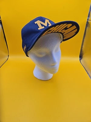 Sombrero de Fútbol Americano Michigan De Colección RARO Oficial NCAA "MICHICAN" Falta de Impresión Excelente Estado Foto 1 de 4