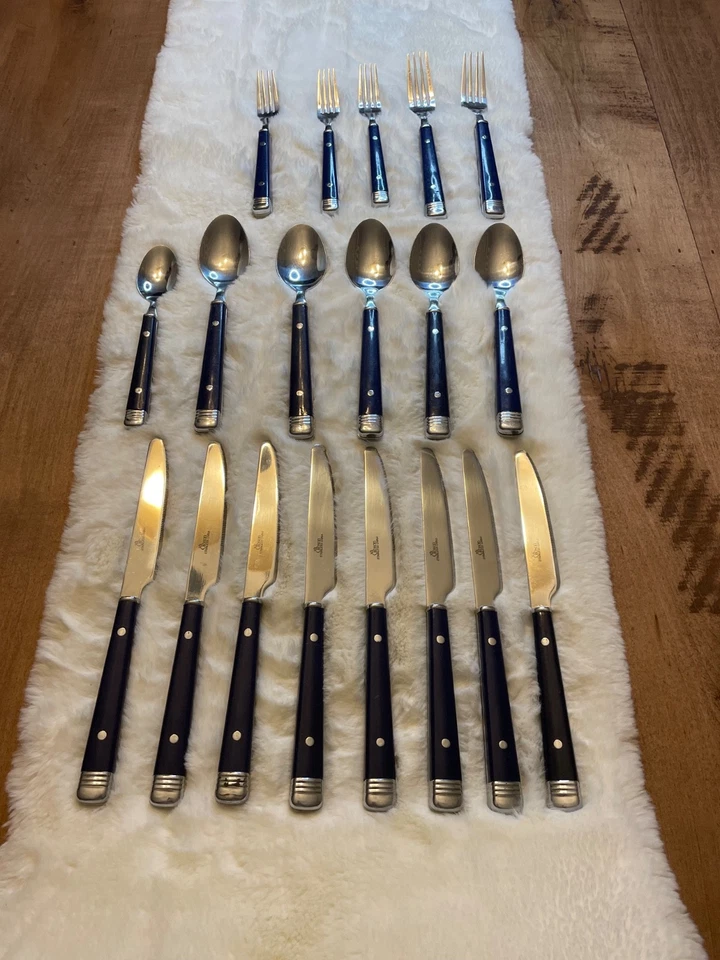 Cubiertos de porcelana inoxidable Gibson, mango azul cobalto, 19 piezas Foto 1 de 2