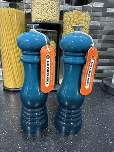 Le Creuset New Ceramic Deep Teal 21cm Salt & Pepper Mill Set RRP £82 - Picture 1 of 6