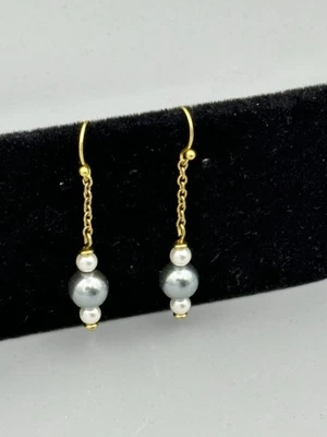 Pendientes colgantes enchapados en oro de 14k, plata y perlas blancas Foto 1 de 3