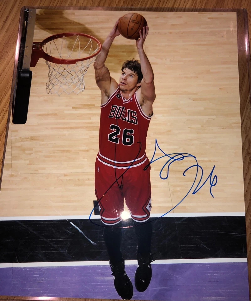 Foto 8x10 firmada por Kyle Korver autografiada por toros de Chicago Foto 1 de 1