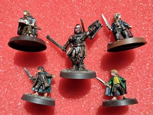 GW LOTR Lurtz und vier Hobbits schön bemalt und auf Basis Metall OOP - Bild 1 von 2