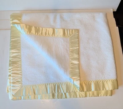 Manta de bebé vintage Quiltex acrílico blanco polar amarillo satinado 46" x 40" Foto 1 de 4