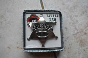 Spilla distintivo incisibile in bianco Little Law Man Lawman sceriffo spedizione gratuita - Foto 1 di 2