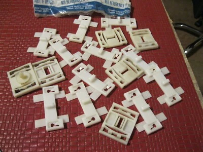 Lote de sujetadores moldeadores puerta delantera Oldsmobile Toronado 1990-1992, 17 piezas Foto 1 de 3