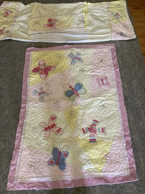 Edredón y falda con apliques de mariposas rosa amarillo Pottery Barn Kids para cuna de bebé Foto 1 de 4