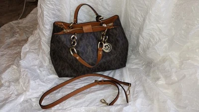 Bolso de hombro o cartera de almacenamiento Michael Kors grande Cynthia Signature mediano  Foto 1 de 4