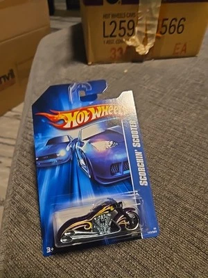 2006 Hot Wheels #183 SCORCHIN SCOOTER Vibrant Purple Variant Gold Rim  - Image 1 of 4