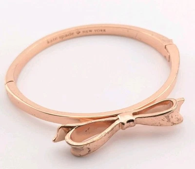 Brazalete Brazalete Kate Spade Oro Rosa Love Notes Arco Bisagras Usado LEER Foto 1 de 4