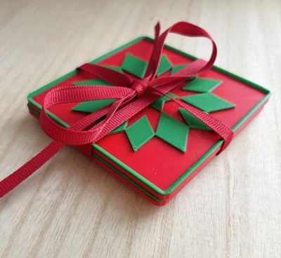 Juego de 2 posavasos navideños con patrón de edredón rojo y verde Foto 1 de 3