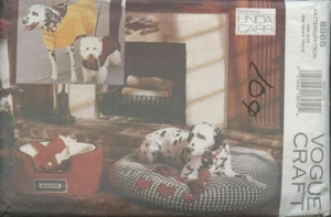 Accesorios artesanales para cachorro perro cubierta de cama abrigo con capucha juguetes patrón Vogue 8865 sin cortar - Imagen 1 de 2