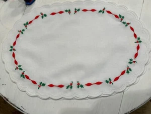 NWT Vintage 1983 CHRISTMAS 4 Placemats Embroidered Holly & Berries Linen/Poly #A - Picture 1 of 4