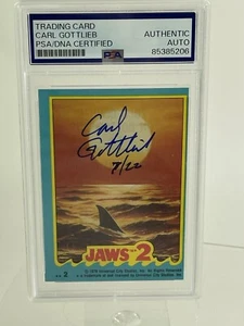 Tarjeta coleccionable firmada por el guionista Carl Gottlieb Jaws 2 en losa PSA/DNA - Imagen 1 de 3