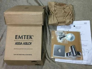 Emtek ASSA ABLOY moderner Doppelhaken m. quadratischer Rosette, Chrom poliert auf Messing - Bild 1 von 5