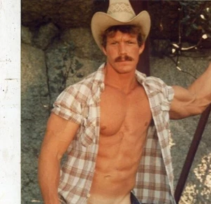 FOX STUDIOS SENSATIONAL MATT HOLLANDER - Picture 1 of 1