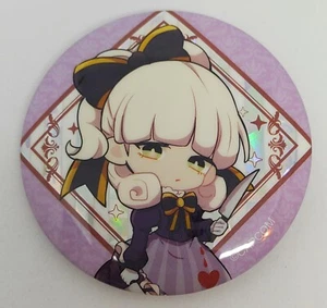 Prendedor holográfico The Great Ace Abogada Maria Gorey Insignia Capcom Café Collab 2025 - Imagen 1 de 3