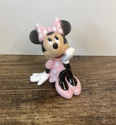 Disney Minnie Mouse 2.5" Cake Topper Figura Rosa Claro Sentado con la mano en la barbilla Foto 1 de 4