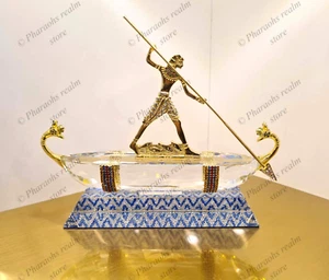 König Tutanchamun Angeln mit einer Harpune auf seinem Boot Medium Kristallfigur - Bild 1 von 17