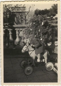 ALTES FOTO - VINTAGE SNAPSHOT - WEIHNACHTSSPIELZEUG HOLZPFERD - TOY - Bild 1 von 1