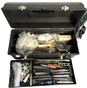 Caja de herramientas de plástico de alta resistencia con herramientas modernas y vintage, herrajes, suministros más - Imagen 1 de 24