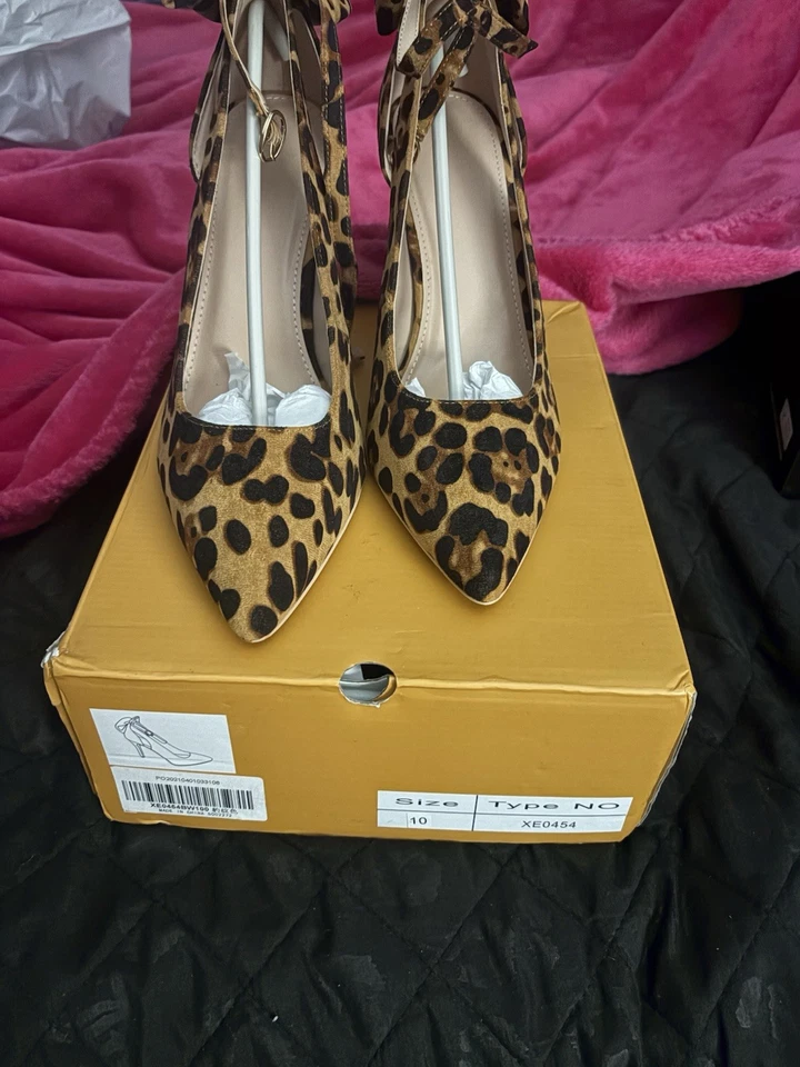 Tacones de aguja con estampado de leopardo talla 10 con correa para el tobillo y lazo trasero nuevos Foto 1 de 4