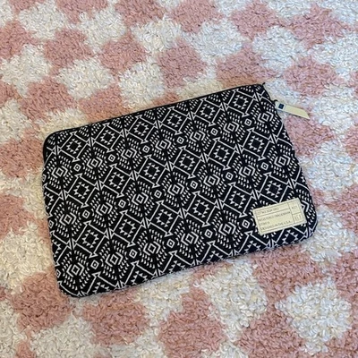 Bolso Acolchado para Laptop Marca Hex 13" - Brocado Azteca Tribal  Foto 1 de 3
