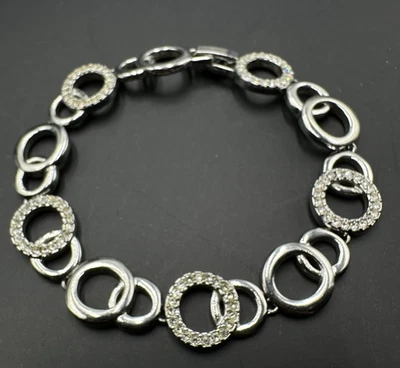 Pulsera de eslabones circulares tono plata anillos abiertos detalles de cristal pavimentado 7,75 pulgadas Foto 1 de 4