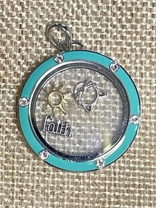 Medallón grande Origami Owl Twist azul turquesa con cristales transparentes y dije de gato - Imagen 1 de 5