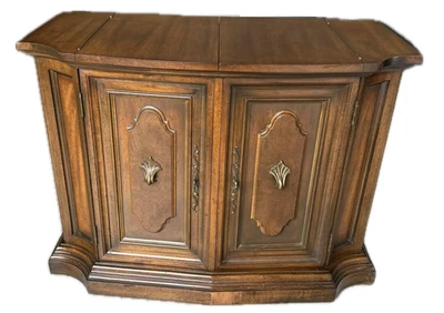 Aparador abatible moderno Mid-Century Credenza sobre ruedas de Century Furniture Foto 1 de 4