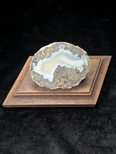 Esemplare Geode Montato Quarzo Agata Blu su Piattaforma Legno Decorazione Cristallo - Foto 1 di 7