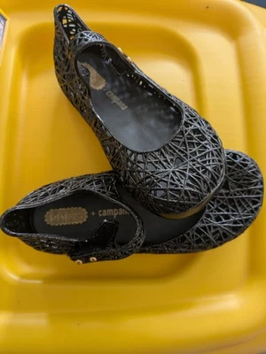 Mini Melissa+Campana Negro Brillo Usado en Excelente Condición Talla 10 Foto 1 de 2