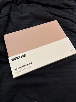 Funda rígida Woolenex con textura Incase para MacBook Pro 15 pulgadas (USB-C) - Rosa Foto 1 de 2