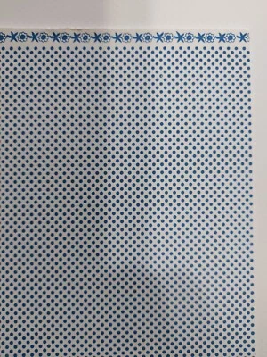 Винтажные миниатюрные обои для кукольного домика синие в горошек с каймой  - Изображение 1 из 3