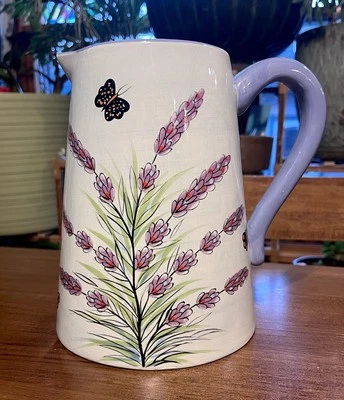 Jarra para servir expresiones Kelly Jo Designs mariposas florales púrpuras Foto 1 de 4