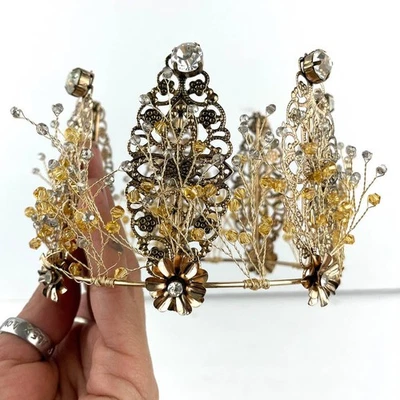 Tiara de metal tom bronze coroa frisada com fio floral strass festa nupcial - Imagem 1 de 4