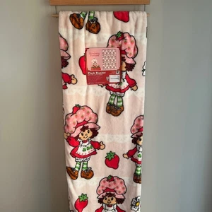 NWT Strawberry Shortcake 60x90 Plush Twin Blanket Pink Red Vintage Style Soft - Picture 1 of 3