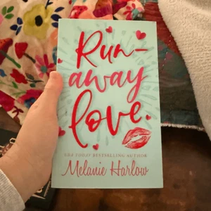 Run Away Love by Melanie Harlow Paperback Book - Foto 1 di 3