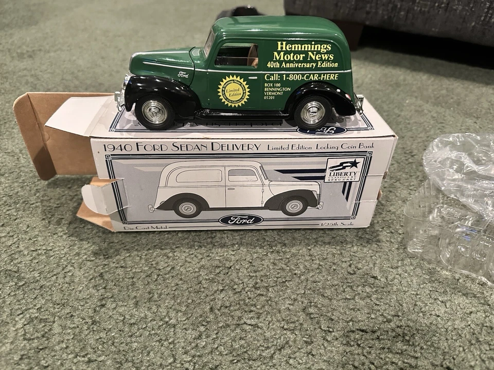 Banco de monedas diecast Liberty Classics 1940 Ford sedán entrega dobladillos motor noticias Foto 1 de 1