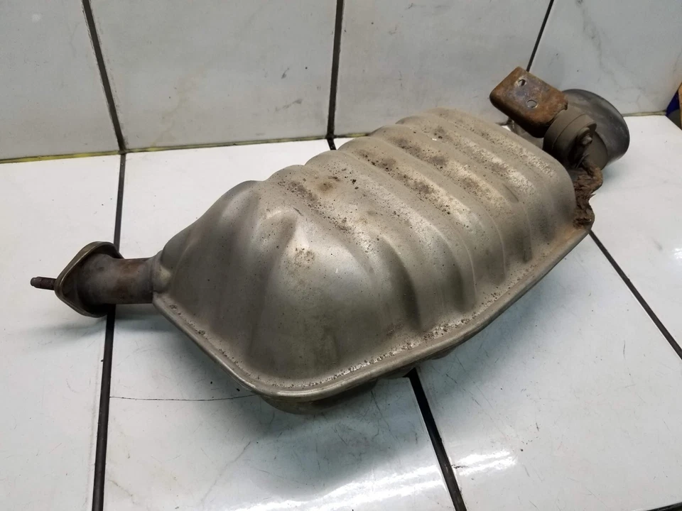 Silenciador del lado del conductor izquierdo Hyundai Sonata 2011 2,0 L Foto 1 de 4