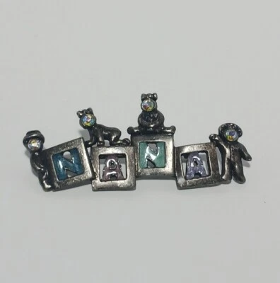 Broche prendedor vintage de peltre Nana tono plateado azul rosa púrpura verde esmalte usado en excelente estado Foto 1 de 4