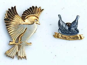 Lote De 2 Broches/Alfileres Pájaros De Colección Hasta Ahora - Uno Firmado M. Bastim 1999 - Imagen 1 de 2