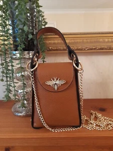 💥TRAUMHAFTE HELLBRAUNE LEDER HANDTASCHE MIT BIENEN DESIGN GOLDVERSCHLUSS CLUTCH/SCHULTER 💥  - Bild 1 von 6