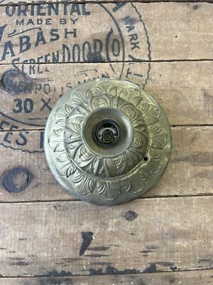 Williamson de latón montado al ras de la década de 1920? Lámpara de techo salvamento patrón floral Foto 1 de 4