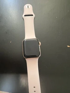 Apple Watch SE 40mm Boîtier en Aluminium Doré avec Bracelet Sport Sable Rose - Régulier (GPS - Photo 1 sur 2