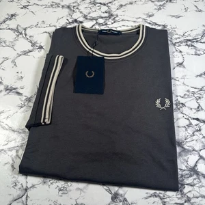 Camiseta FRED PERRY Para Hombres Gris Ancla Doble Punta TALLA M M1588 Z33 NUEVA CON ETIQUETAS Auténtica - Imagen 1 de 8