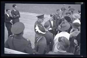 NEGATIVO BLANCO Y NEGRO * Personas hombre usando uniformes mujeres sombreros - Imagen 1 de 3
